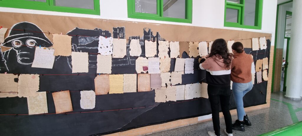 Dos alumnas montan el mural con las cartas.